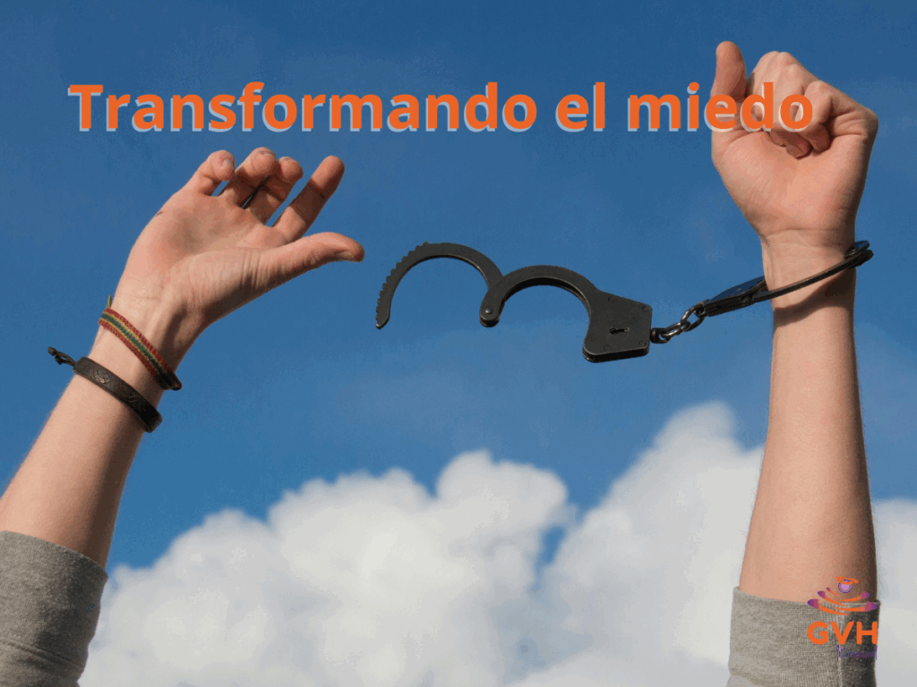 manos rompiendo esposas