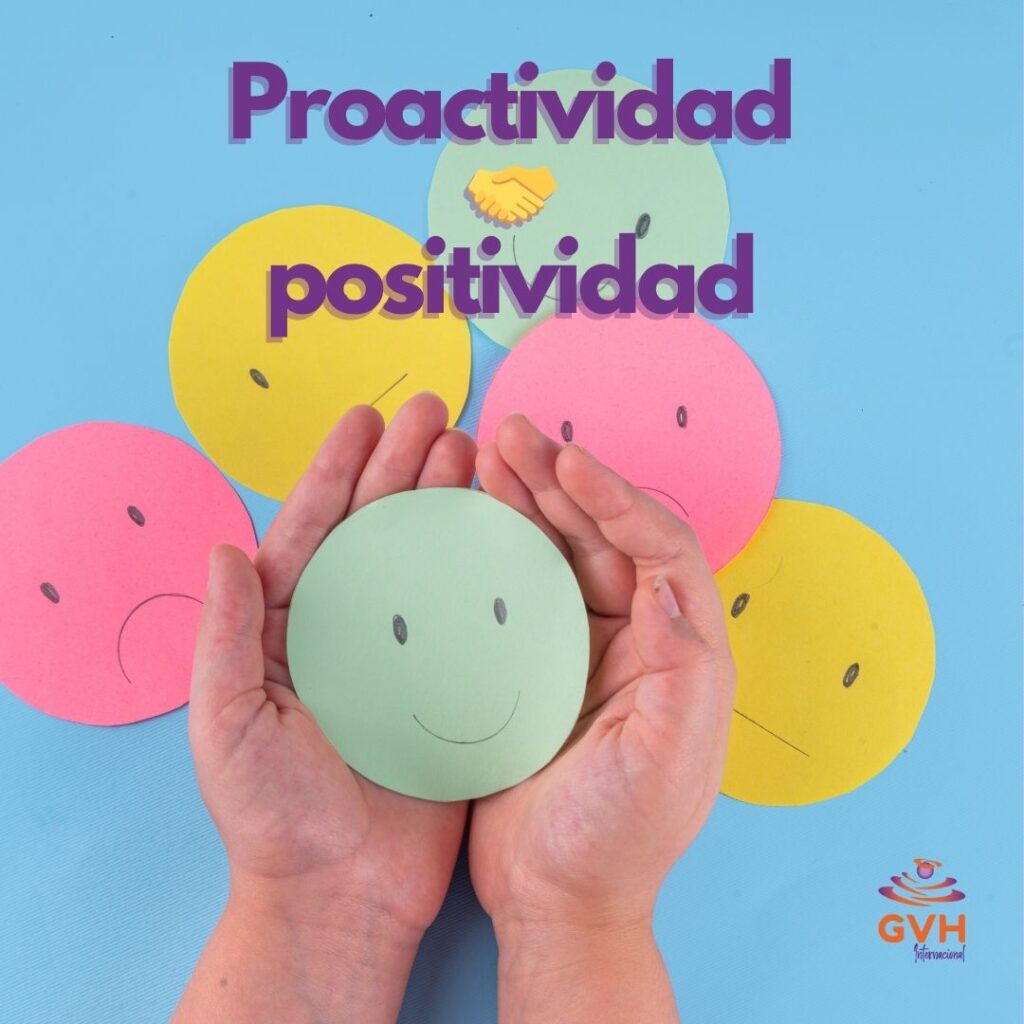 dos manos sosteniendo una carita feliz en papel