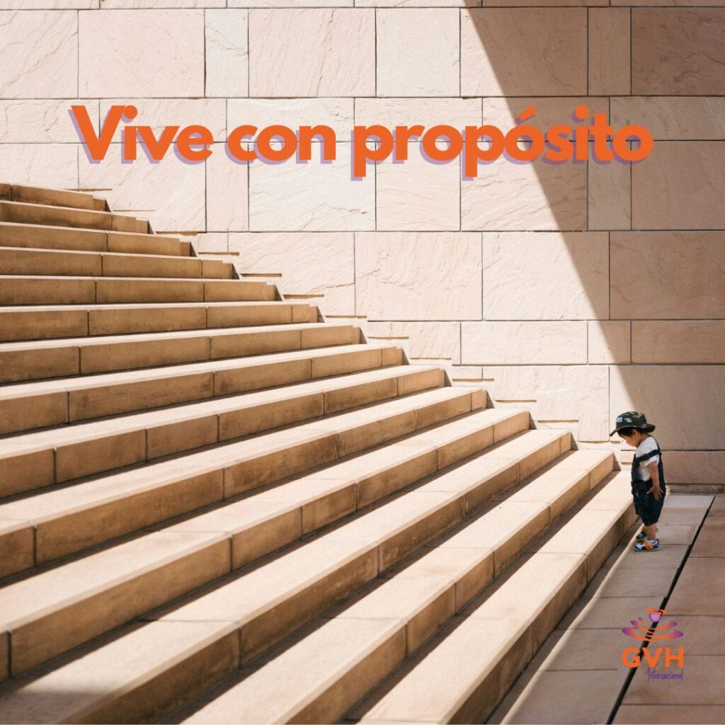 Niño frente a escaleras en subida