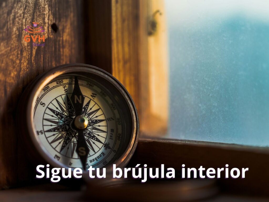Brújula en el aféizar de una ventana