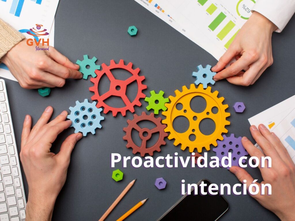manos acomodando engranajes, en metáfora a la proactividad