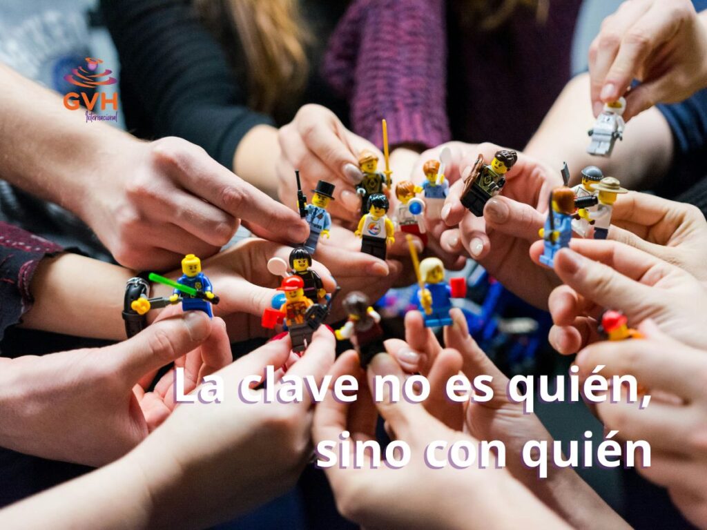 grupo de manos sosteniendo personajes de lego