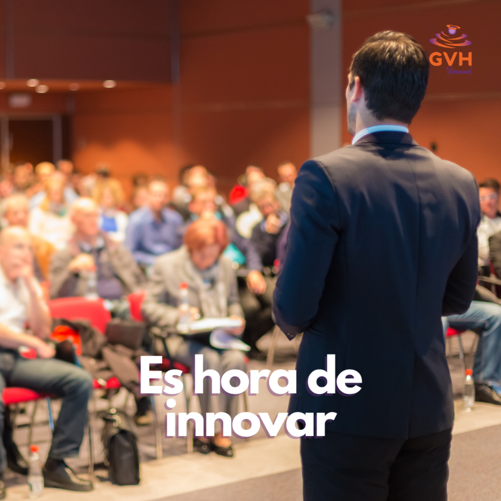 conferencista de espaldas a la camara viendo la audiencia