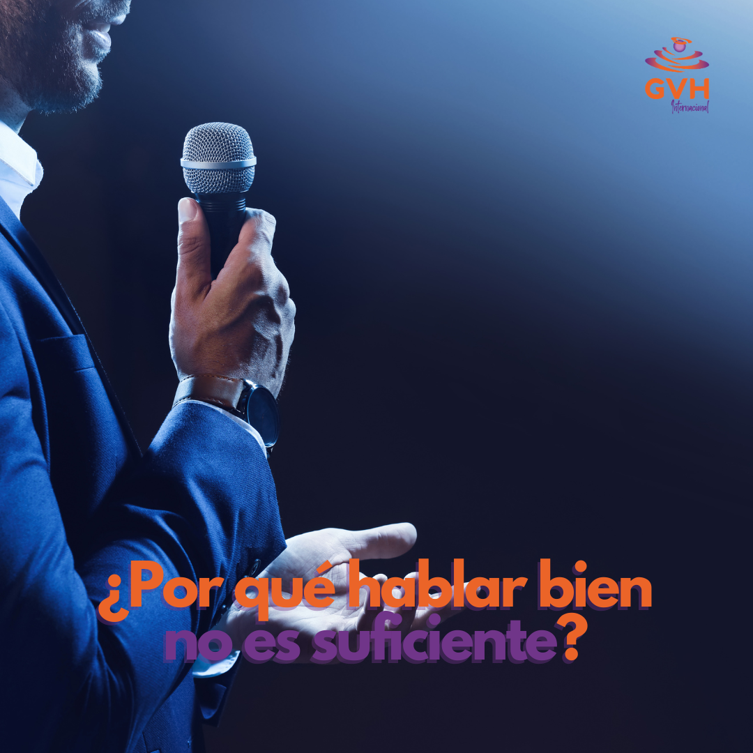 speaker sosteniendo un microfono