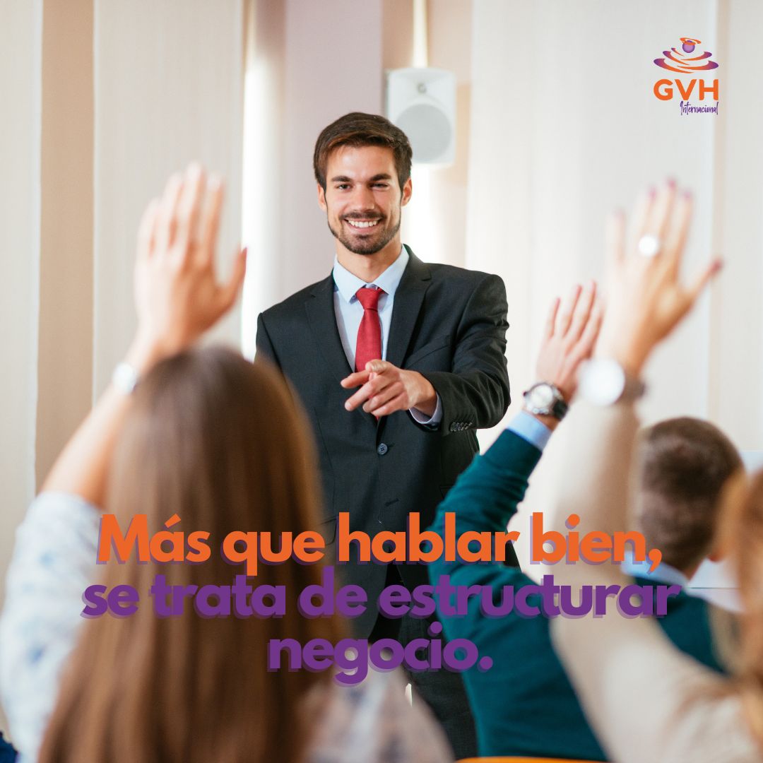 orador en conferencia con manos del público en alto