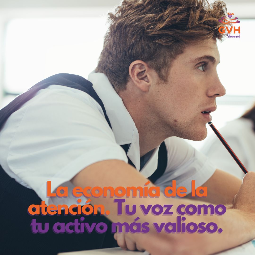 Un joven estudiante concentrado en la clase con un lapiz en la mano y la boca